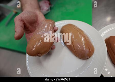 Tanne, Germania. 11 marzo 2024. I testicoli di Bull giacciono in una ciotola in preparazione di un piatto nel ristorante Brockenbauer di Tanne. La nuova prelibatezza verrà presto aggiunta al menu del ristorante. Brockenbauer Thielecke a Tanne commercializza quasi il cento per cento del suo bestiame. Con i testicoli dei tori, hanno creato una specialità insolita che deve essere servita come ostriche di montagna. Crediti: Matthias Bein/dpa/Alamy Live News Foto Stock