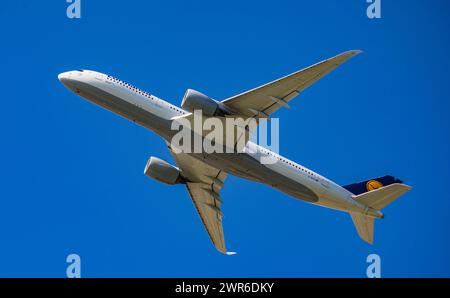 Ein Airbus A350-941 von Lufthansa startet vom Flughafen München. Registrazione D-AIXG. (München, Deutschland, 26.05.2022) Foto Stock