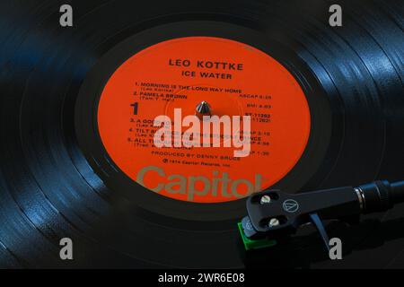 Leo Kottke Ice Water vinile album LP con tonearm, cartuccia, headshell e stilo su giradischi - 1974 Foto Stock