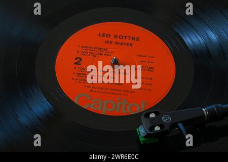 Leo Kottke Ice Water vinile album LP con tonearm, cartuccia, headshell e stilo su giradischi - 1974 Foto Stock