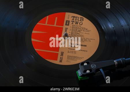 Tom Robinson Band TRB due album in vinile LP con tonearm, cartuccia, headshell e stilo su giradischi - 1979 TRB2 Foto Stock