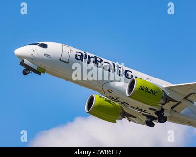 Ein Airbus A220-300 von Air Baltic startet vom Flughafen München. Registrazione YL-CSA. (München, Deutschland, 26.05.2022) Foto Stock