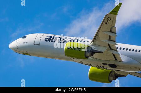 Ein Airbus A220-300 von Air Baltic startet vom Flughafen München. Registrazione YL-CSA. (München, Deutschland, 26.05.2022) Foto Stock