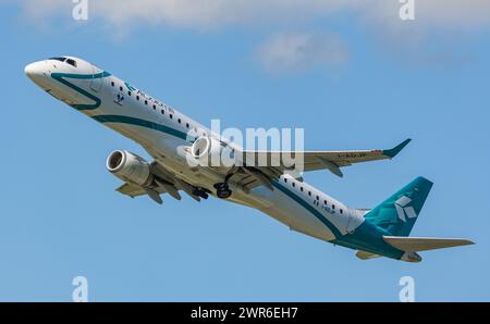 Ein Embraer 195LR von Air Dolomiti startet vom Flughafen München. Registrazione i-ADJP. (München, Deutschland, 26.05.2022) Foto Stock