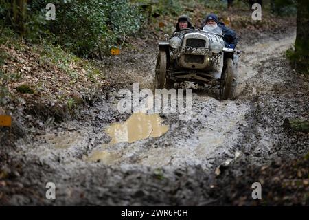 06/03/22 Richard Houlgate guida un Austin 7. I membri del Vintage Sports-Car Club tentano di trovare aderenza mentre salgono su una salita scivolosa nota come Foto Stock