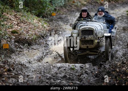 06/03/22 Richard Houlgate guida un Austin 7. I membri del Vintage Sports-Car Club tentano di trovare aderenza mentre salgono su una salita scivolosa nota come Foto Stock