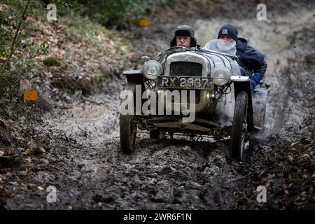 06/03/22 Richard Houlgate guida un Austin 7. I membri del Vintage Sports-Car Club tentano di trovare aderenza mentre salgono su una salita scivolosa nota come Foto Stock