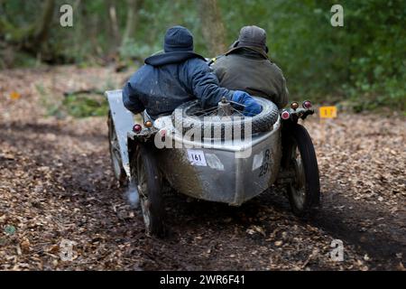 06/03/22 Richard Houlgate guida un Austin 7. I membri del Vintage Sports-Car Club tentano di trovare aderenza mentre salgono su una salita scivolosa nota come Foto Stock