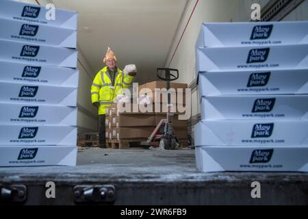 23/12/21 Andy Sharman, responsabile del team operativo dei negozi presso Mod Park Ashbourne. Ashbourne's Moy Park Chicken dona 100 polli al Doorways Derby. T Foto Stock