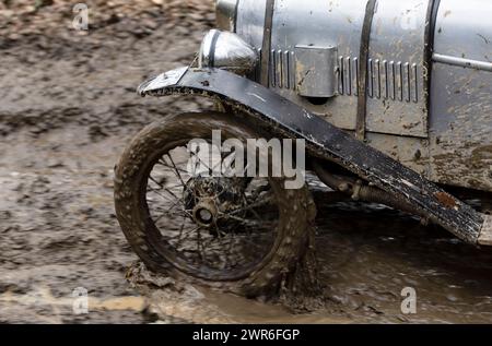 06/03/22 Richard Houlgate guida un Austin 7. I membri del Vintage Sports-Car Club tentano di trovare aderenza mentre salgono su una salita scivolosa nota come Foto Stock