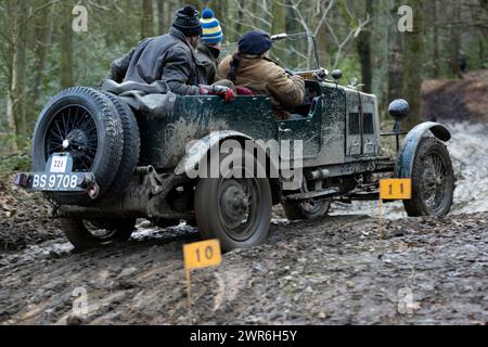 06/03/22 Michael New - Morris Oxford Special. I membri del Vintage Sports-Car Club tentano di trovare aderenza mentre salgono su una salita scivolosa nota come Foto Stock