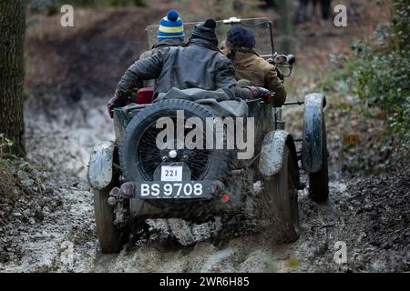 06/03/22 Michael New - Morris Oxford Special. I membri del Vintage Sports-Car Club tentano di trovare aderenza mentre salgono su una salita scivolosa nota come Foto Stock