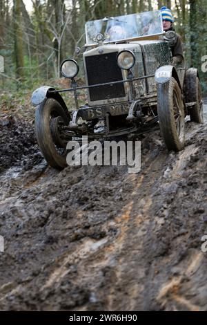 06/03/22 Michael New - Morris Oxford Special. I membri del Vintage Sports-Car Club tentano di trovare aderenza mentre salgono su una salita scivolosa nota come Foto Stock