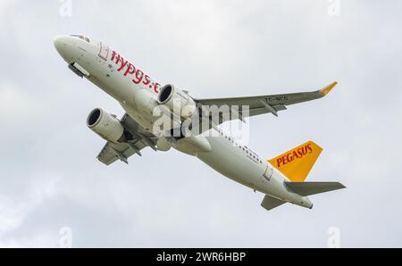 Ein Airbus A320-251N (Airbus A320neo) von Pegasus Airlines con von der Südbahn des Flughafen München. Registrazione TC-NCG. (München, Deutschland, Foto Stock