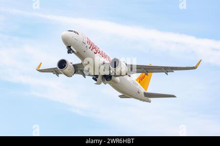 Ein Airbus A320-251N (Airbus A320neo) von Pegasus Airlines con von der Südbahn des Flughafen München. Registrazione TC-NCG. (München, Deutschland, Foto Stock
