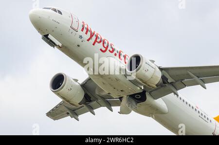 Ein Airbus A320-251N (Airbus A320neo) von Pegasus Airlines con von der Südbahn des Flughafen München. Registrazione TC-NCG. (München, Deutschland, Foto Stock