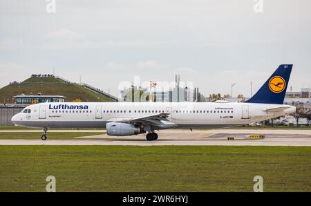 Ein Airbus A321-200 von Lufthansa startet von der Nordbahn am Flughafen München. Registrazione D-AIDT. (München, Deutschland, 09.10.2022) Foto Stock