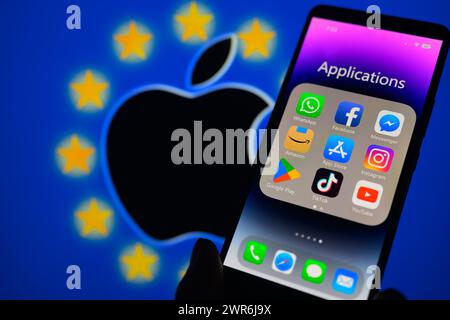 Bruxelles, Belgio. 9 marzo 2024. L'icona dell'Apple App Store viene visualizzata su uno smartphone con il logo Apple Inc visibile sullo sfondo in questa immagine. La Commissione ha inflitto una multa di Û1.8 miliardi di Apple per aver abusato della sua posizione dominante sul mercato della distribuzione di applicazioni per lo streaming di musica. Presa a Bruxelles, Belgio. Fatto il 9 marzo 2024. (Foto di Jonathan RAA/Sipa USA) *** esclusivamente per notizie editoriali *** credito: SIPA USA/Alamy Live News Foto Stock