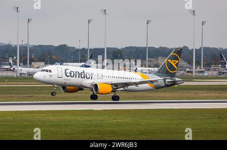 Ein Airbus A320-214 von Condor landet auf der Südbahn des Flughafen München. Immatrikulation D-AICR. (München, Deutschland, 11.10.2022) Foto Stock