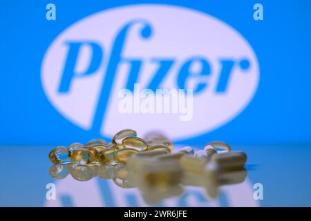 Pillole mediche con logo Pfizer visibile sullo sfondo in questa illustrazione fotografica. Presa a Bruxelles, Belgio. Fatto l'11 marzo 2024. (Foto di Jonathan RAA/Sipa USA) *** esclusivamente a scopo editoriale *** Foto Stock