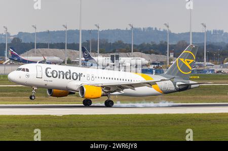 Ein Airbus A320-214 von Condor landet auf der Südbahn des Flughafen München. Immatrikulation D-AICR. (München, Deutschland, 11.10.2022) Foto Stock