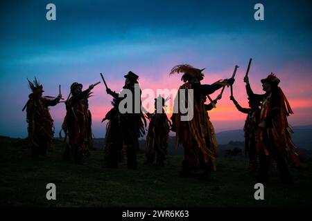 01/05/19 membri dell'Powderkegs Morris ballerini 'Dance-up-l-Dawn' per salutare il giorno di maggio sunrise sulla parte superiore delle rocce Windgather nel cuore del PE Foto Stock