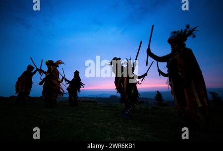 01/05/19 membri dell'Powderkegs Morris ballerini 'Dance-up-l-Dawn' per salutare il giorno di maggio sunrise sulla parte superiore delle rocce Windgather nel cuore del PE Foto Stock