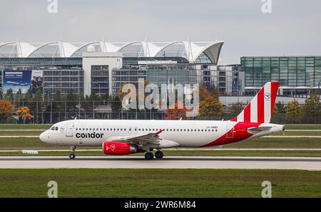 Ein Airbus A320-233 in der Bemalung der deutschen Fluggesellschaft Condor startet von der Südbahn des Flughafen München. Operativ wird das Flugzeug du Foto Stock