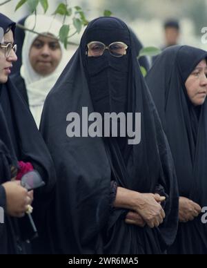 Prima guerra del Golfo: 21 marzo 1991 a Kuwait City, una donna che indossa un hijab pieno, attende con altre donne il ritorno dei rapiti dall'Iraq. Foto Stock