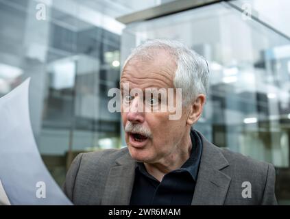 Uomo anziano che guarda scioccato un documento. Foto Stock