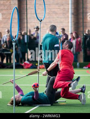 21/10/18 tenta di sfidare la forza di gravità sul loro broomsticks maghi e streghe dal Serpeverde e Grifondoro team battaglia per la gloria la cerimonia inaugurale m Foto Stock