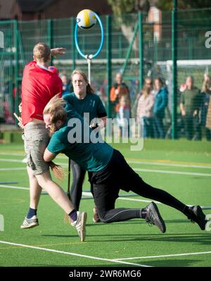 21/10/18 tenta di sfidare la forza di gravità sul loro broomsticks maghi e streghe dal Serpeverde e Grifondoro team battaglia per la gloria la cerimonia inaugurale m Foto Stock