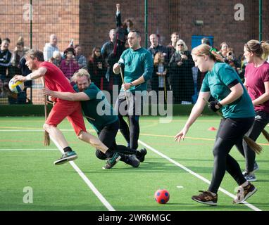 21/10/18 tenta di sfidare la forza di gravità sul loro broomsticks maghi e streghe dal Serpeverde e Grifondoro team battaglia per la gloria la cerimonia inaugurale m Foto Stock