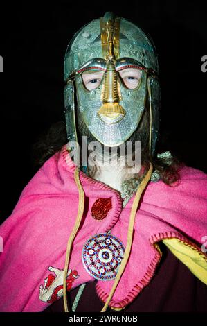 Un re-Enactor che indossa una replica del casco anglosassone trovato a Sutton Hoo, Jorvik Viking Festival, York, Inghilterra, Regno Unito Foto Stock