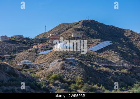 Pannelli solari sulle colline spagnole rurali Foto Stock