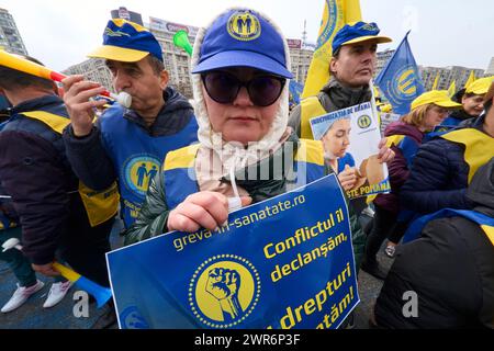 Bucarest, Romania. 11 marzo 2024. Fino a cinquemila operatori sanitari unionisti della Federazione rumena di solidarietà sanitaria protestano davanti alla sede del governo rumeno insoddisfatti degli aumenti salariali ricevuti annunciando che se le loro richieste non saranno soddisfatte, questa potrebbe essere l'ultima manifestazione fino allo sciopero generale. Lucian Alecu/Alamy Live News Foto Stock