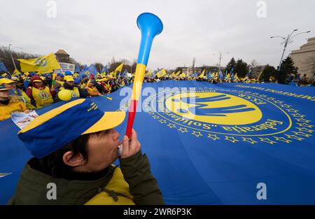 Bucarest, Romania. 11 marzo 2024. Fino a cinquemila operatori sanitari unionisti della Federazione rumena di solidarietà sanitaria protestano davanti alla sede del governo rumeno insoddisfatti degli aumenti salariali ricevuti annunciando che se le loro richieste non saranno soddisfatte, questa potrebbe essere l'ultima manifestazione fino allo sciopero generale. Lucian Alecu/Alamy Live News Foto Stock