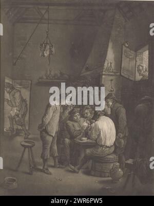 Interno di una locanda, interno di una locanda con uomini seduti su mezze barili a un tavolo. Giocano a carte. Due fumatori di pipa guardano. A destra, una donna guarda dentro da una finestra. La stampa fa parte di un album., stampatore: William Baillie, dopo la pittura di: David Teniers (II), 1753 - 1810, carta, altezza 416 mm x larghezza 334 mm, stampa Foto Stock