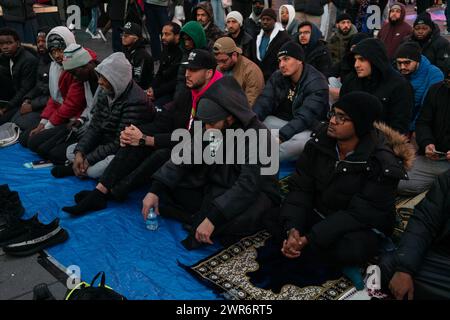 I musulmani si riunirono a Times Square New York City, New York, per la prima preghiera Taraweeh del Ramadan il 10 marzo 2024. (Foto di Steve Sanchez/Sipa USA). Foto Stock