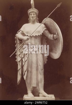 Statua di Pallade Atena, dal tempio di Egina, Art Grec. - Athenée provenant du Temple d'egine Musée de Munich (titolo sull'oggetto), Adolphe Giraudon, editore: Adolphe Giraudon, Parigi, c. 1875 - c. 1900, cartone, stampa albume, altezza 258 mm x larghezza 189 mm, fotografia Foto Stock