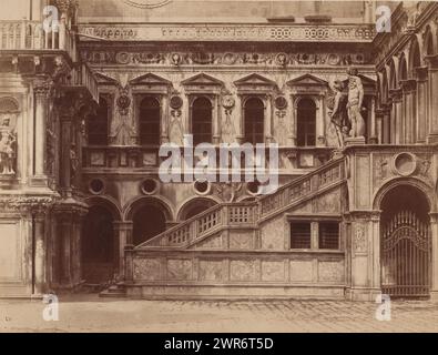 Cortile del Palazzo Ducale a Venezia, Italia, Carlo Ponti, (attribuito a), Venezia, 1858 - 1875, cartone, stampa albume, altezza 320 mm x larghezza 479 mm, fotografia Foto Stock