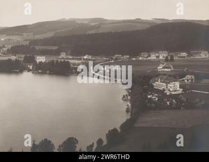 Titisee, Foresta Nera, Baden-Württemberg, Germania, la Foresta Nera si trova sul Reno e al confine francese. Sulla sponda settentrionale del lago, che si estende per 1,3 m2, si trova l'omonima città termale, oggi parte della città di Titisee-Neustadt. Qui vediamo Titisee da sud., editore: Photographische Gesellschaft Berlin, Germania, in o prima del 1904, carta, stampa in argento gelatina, altezza 190 mm, larghezza 242 mm, fotografia Foto Stock