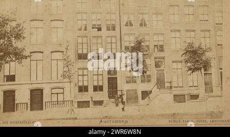 Veduta di una fila di case sulla Keizersgracht di Amsterdam, Canal, dit Keizersgracht (titolo su oggetto), Amsterdam (titolo della collana su oggetto), anonimo, editore: Andries Jager, Amsterdam, 1860 - 1890, supporto fotografico, stampa albume, altezza 100 mm x larghezza 135 mm, altezza 108 mm x larghezza 168 mm, fotografia Foto Stock