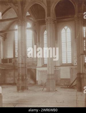 Interno della Cappella Nieuwezijds di Amsterdam, Albert Adriaansz, (possibilmente), Amsterdam, 1908, supporto fotografico, altezza 290 mm x larghezza 231 mm, altezza 310 mm x larghezza 257 mm, fotografia Foto Stock