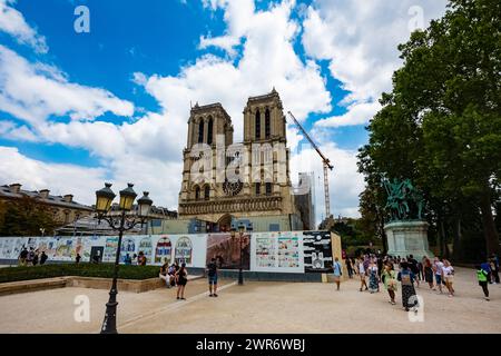 Parigi, Francia - 23 luglio 2022: Notre-Dame a Parigi in costruzione a causa di un incendio nel 2019; con turisti affollati Foto Stock