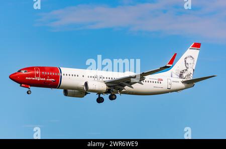 Eine Boeing 737-8JP von Norwegian befindet sich im Landeanflug auf die Nordbahn des Flughafen München. Immatrikulation LN-DIN. (München, Deutschland, Foto Stock