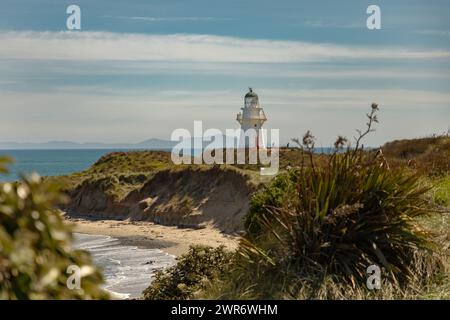 Il faro di Waipapa Point si affaccia sull'Oceano Pacifico all'estremità meridionale della nuova Zelanda. La torre è alta 13,4 metri (44 piedi). Foto Stock