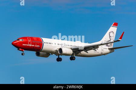 Eine Boeing 737-8JP von Norwegian befindet sich im Landeanflug auf die Nordbahn des Flughafen München. Immatrikulation LN-DIN. (München, Deutschland, Foto Stock