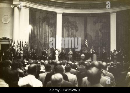 Discorso del presidente degli Stati Uniti Franklin D. Roosevelt alla terza Conferenza mondiale delle potenze, Constitution Hall, Washington DC, Stati Uniti, il presidente Roosevelt entra nella sala convegni, Constitution Hall Washington (titolo sull'oggetto), Wouter Cool, (attribuito a), Stati Uniti d'America, 11 settembre 1936, carta, stampa in argento gelatina, altezza 153 mm x larghezza 228 mm, altezza 315 mm x larghezza 285 mm, fotografia Foto Stock