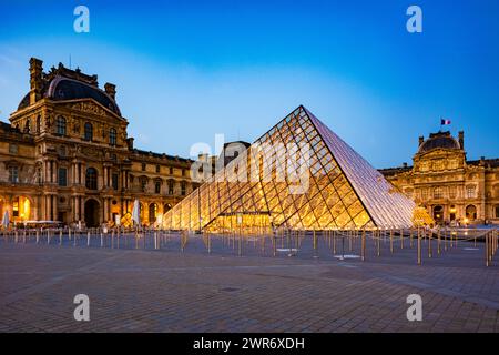 Parigi, Francia - 23 luglio 2022: Cortile del Museo del Louvre di notte Foto Stock